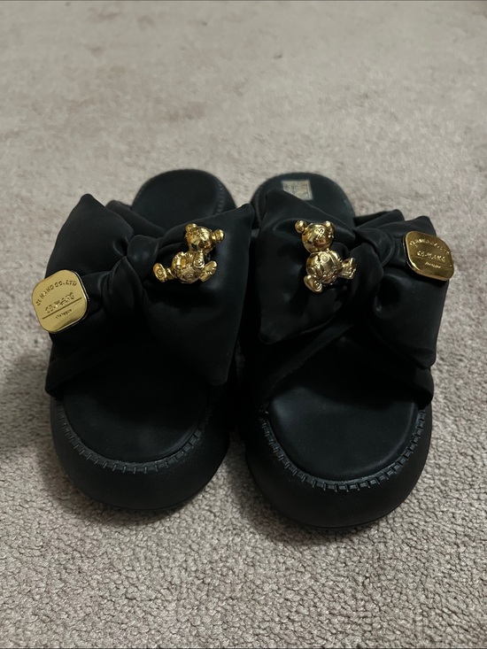 Shoes - Slip on chunky squishy cloud foam Bear fashion sandals gold/black 6.5 women’s